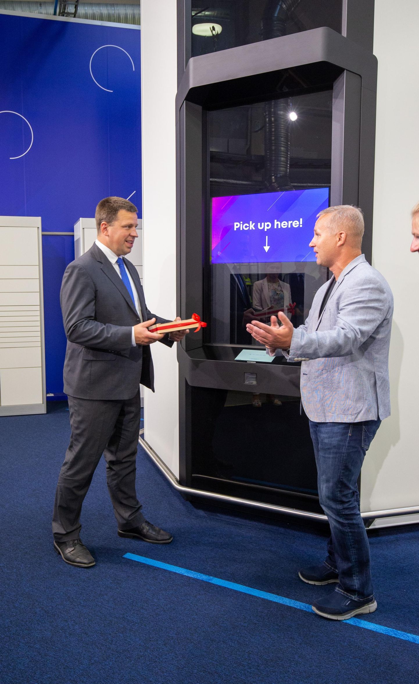 Cleveronile on üleilmse tuntuse ja äriedu toonud eeskätt pakirobotid, mida selle juht Arno Kütt (paremal) sai suve keskel tutvustada peaminister Jüri Ratasele.