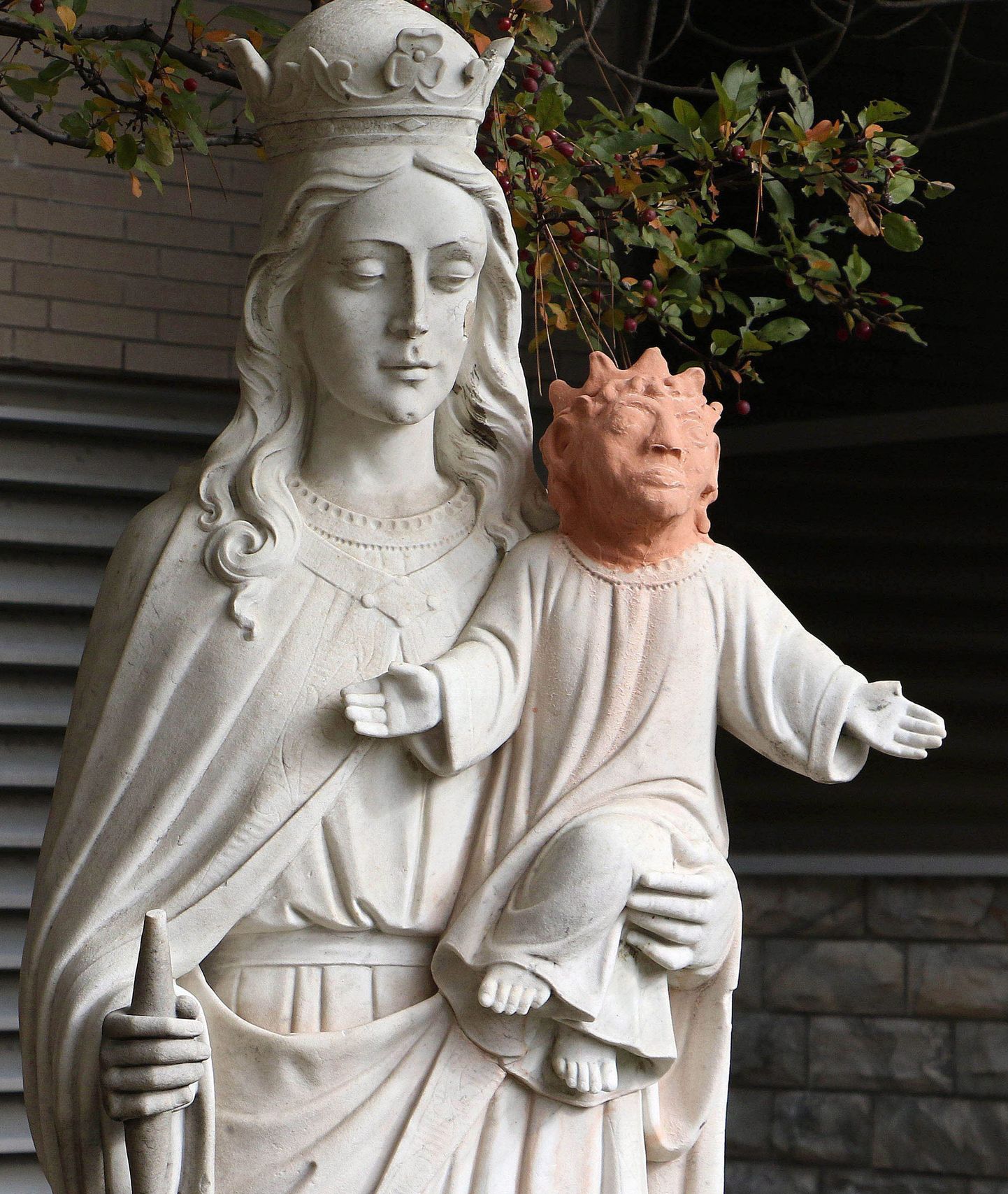 Maarja ja jeesuslapse kuju Kanadas Sudburys.