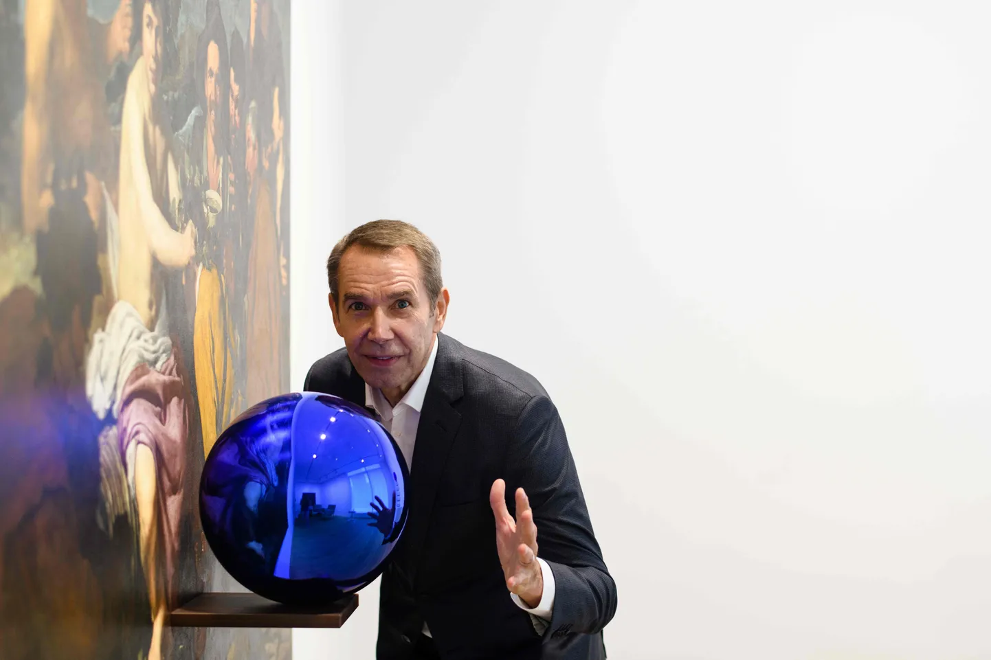 Kunstnik Jeff Koons koobaltsinise kuuli ees, enne seda, kui kohmakas külastaja selle lõhkus.