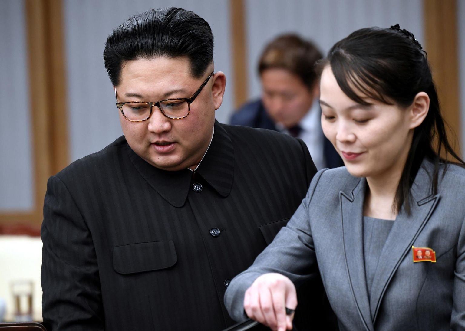 Põhja-Korea diktaator Kim Jong-un (vasakul) koos oma õe Kim Yo-jongiga Panmunjomi rahukülas 2018. aastal. Diktaatori kadumise järel räägitakse tema õest kui võimalikust uuest riigijuhist.