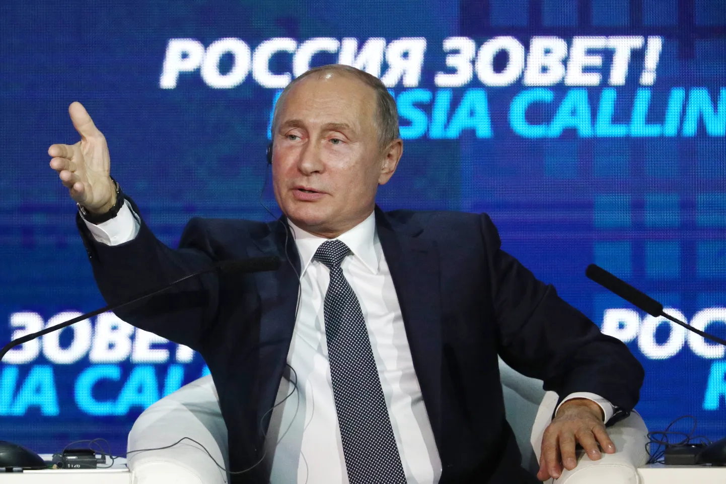 MOSCOW, RUSSIA  NOVEMBER 28, 2018: Russia's President Vladimir Putin gestures at a plenary session of the 10th VTB Capital annual investment forum "Russia Calling!", at Moscow's World Trade Centre. Mikhail Tereshchenko/TASS