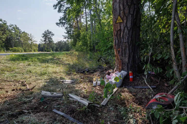 Avariipaik Laulasmaal, kus suunaga Tallinna poole sõitsid autoga vastu puud kaks 17-aastast noormeest.