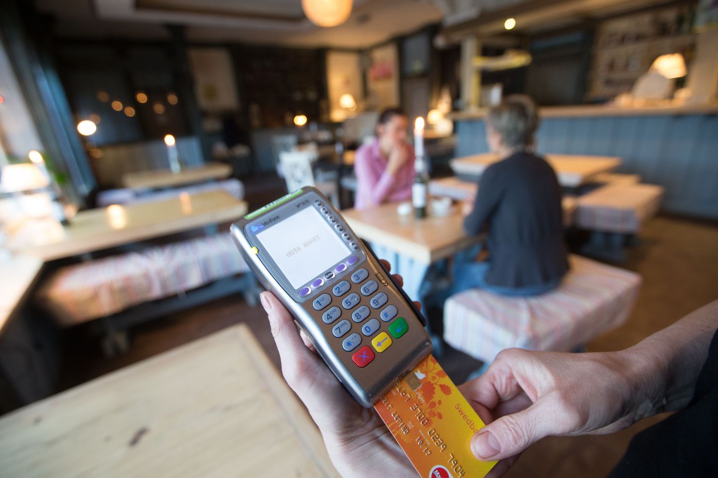 TALLINN, EESTI, 13NOV15.
Restoran Roots Viimsis toimus krediitkaardipettus. Pildil kaardimakse terminal.
makse pangakaardiga, pangakaart
tl/Foto TAIRO LUTTER/POSTIMEES