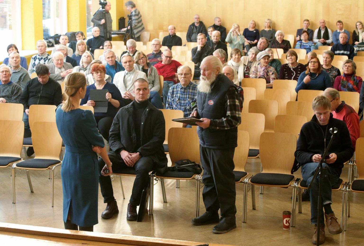 Robert Sinimägi, endine ohvitseride liidu juht, loeb Võru kultuurimajas Kannel oma viis küsimust peaminister Kaja Kallasele ette paberilt.