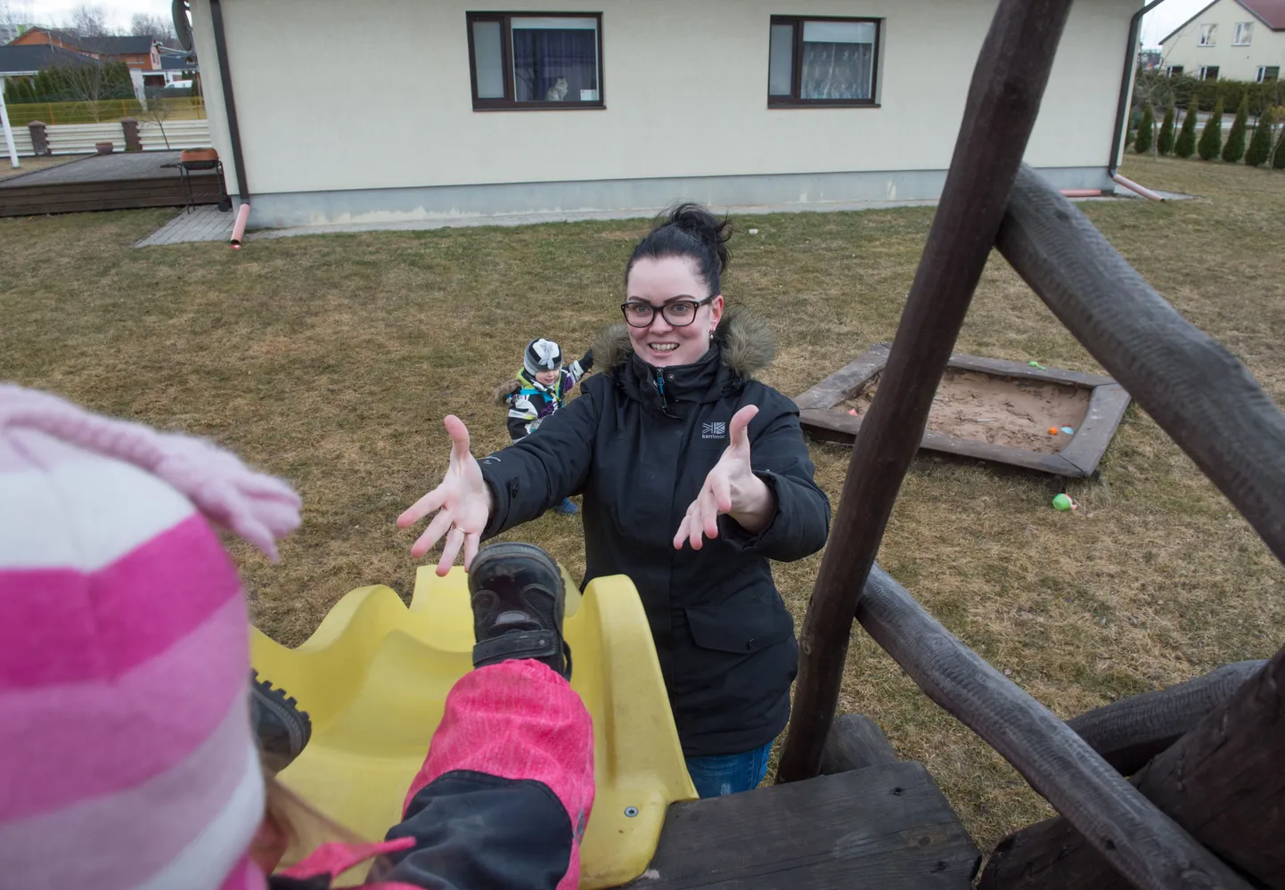Triin Nõmmistu püüab oma lastele luua õnneliku lapsepõlve. Ühingu juhina on ta nõus pingutama sellegi nimel, et kõik lapsed kasvaksid rõõmsaina.