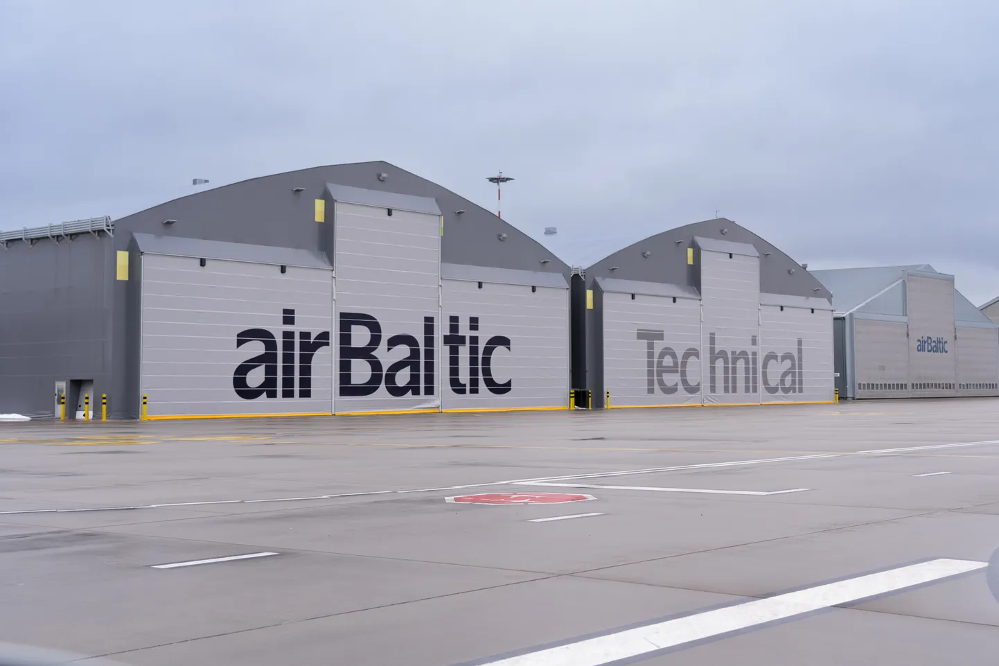 Air Baltic avas Riia lennujaamas kaks lennukiangaari.