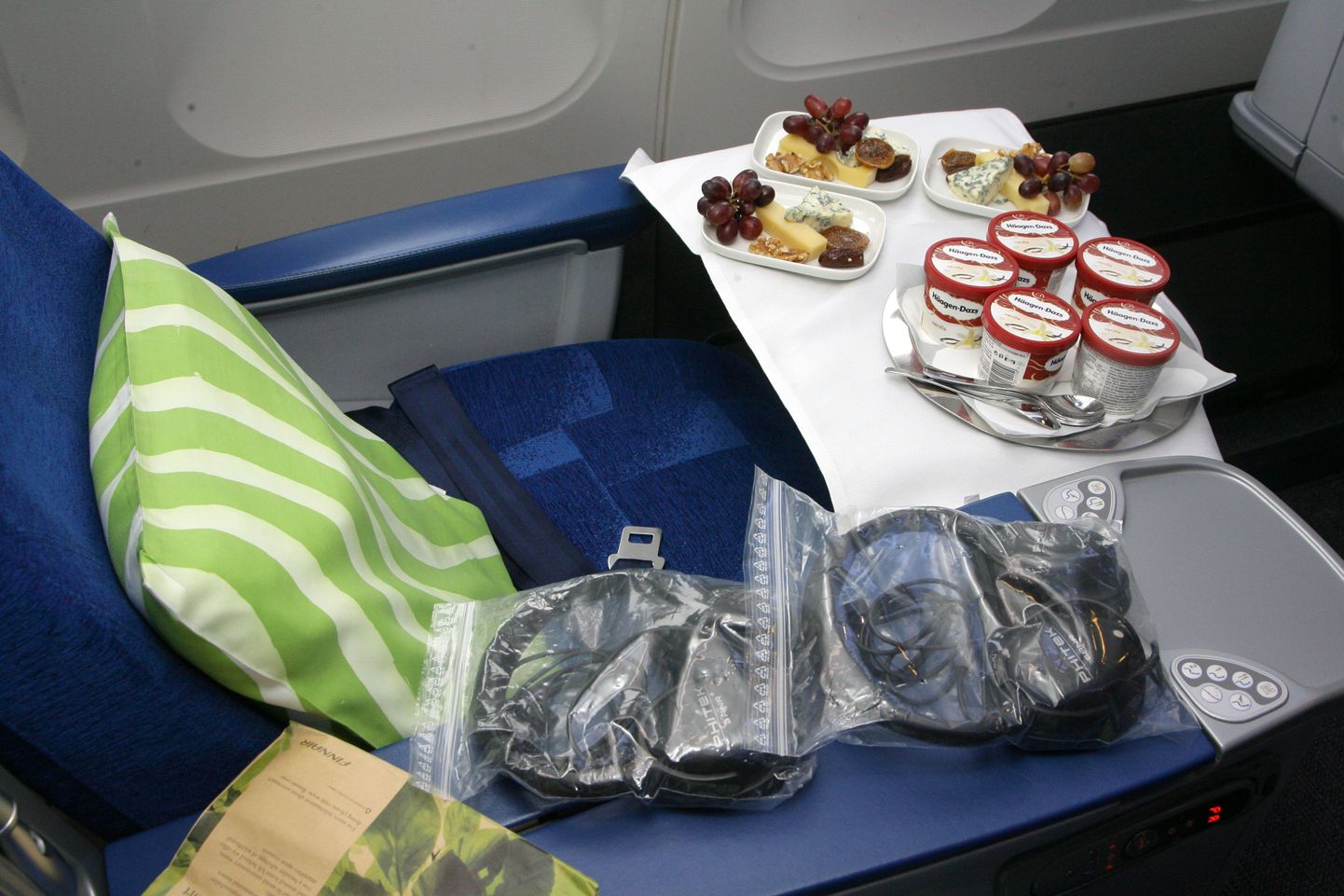 Еда в самолете. Фото иллюстративное