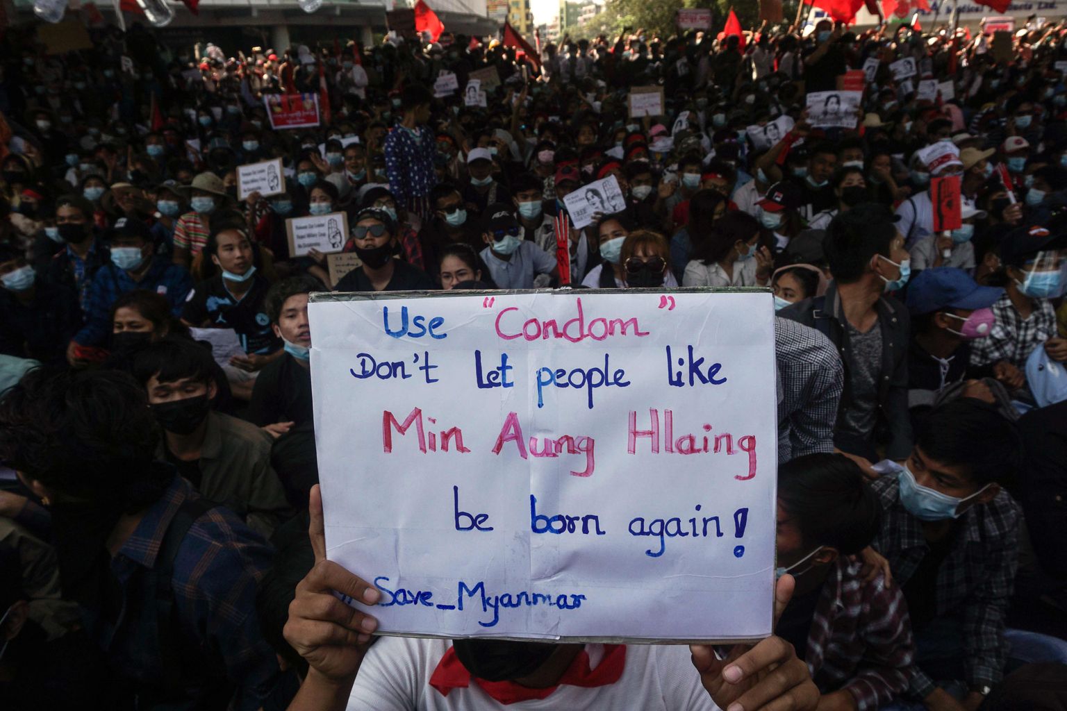 Meeleavaldaja hoidmas plakatit, mis kutsub üles kondoome kasutama, et ei sünniks rohkem sõjaväejuhi Min Aung Hlaingi moodi inimesi.
