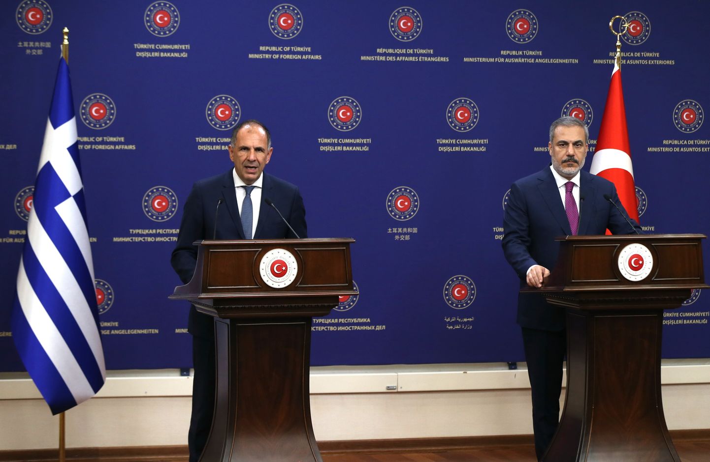 Turcijas ārlietu ministrs Hakans Fidans un Grieķijas ārlietu ministrs Džordžs Gerapetrīts pēc tikšanās Ankarā, Turcijā, 2023. gada 05. septembrī, apmeklē preses konferenci.