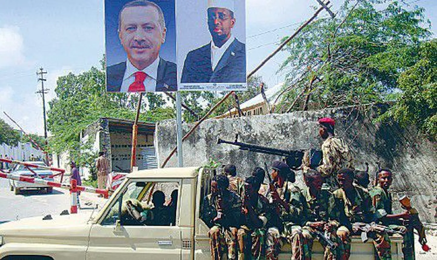 Somaalia sõdurid sisenemas presidendipalee territooriumile. Inimõiguslaste väitel asub seal ka CIA salavangla.