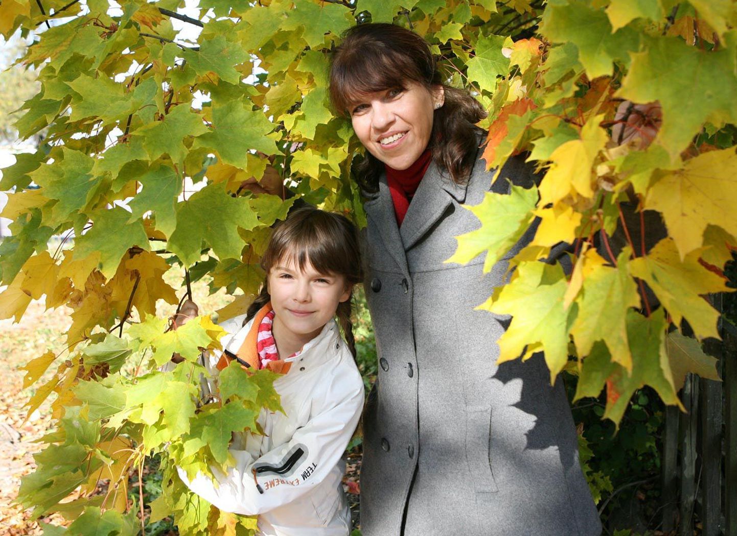 Helilooja Anu Röömel ja seitsmeaastane solist Katrina Reimand muusikakooli aias hetk enne tundiminekut.