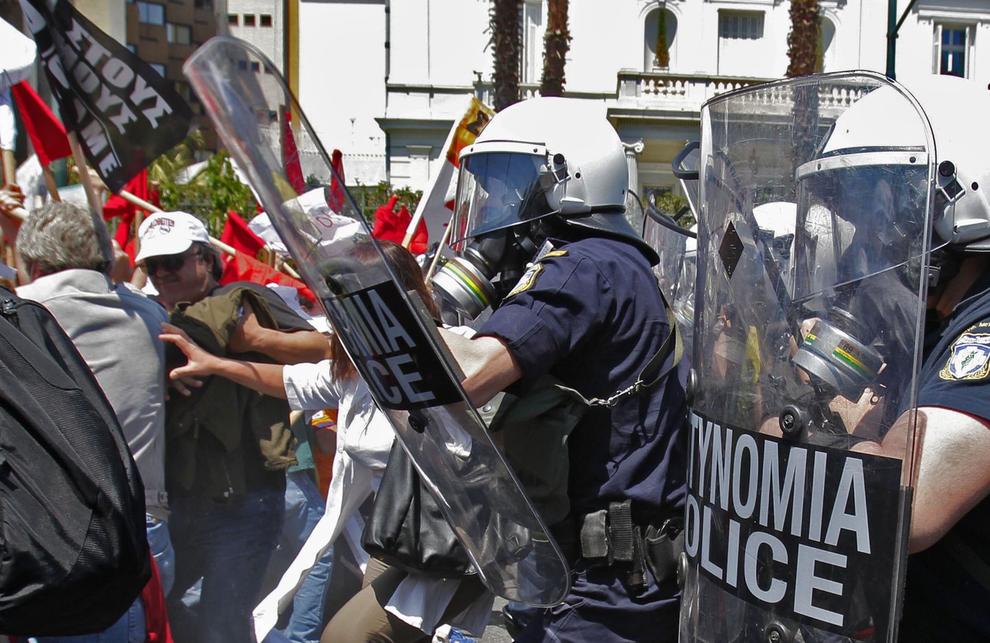 Meeleavaldajad kähmlesid eile Ateenas märulipolitseiga.