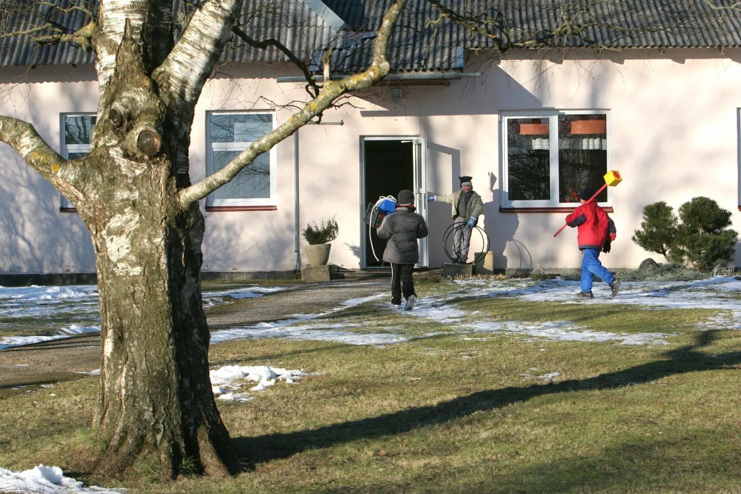 Kinnistu pindala on 7578 ruutmeetrit ja selle sihtotstarve on 100 protsenti ühiskondlike ehitiste maa. Ehitisregistri andmetel asub kinnistul kolm hoonet: lasteaed, kuur ja majandushoone.