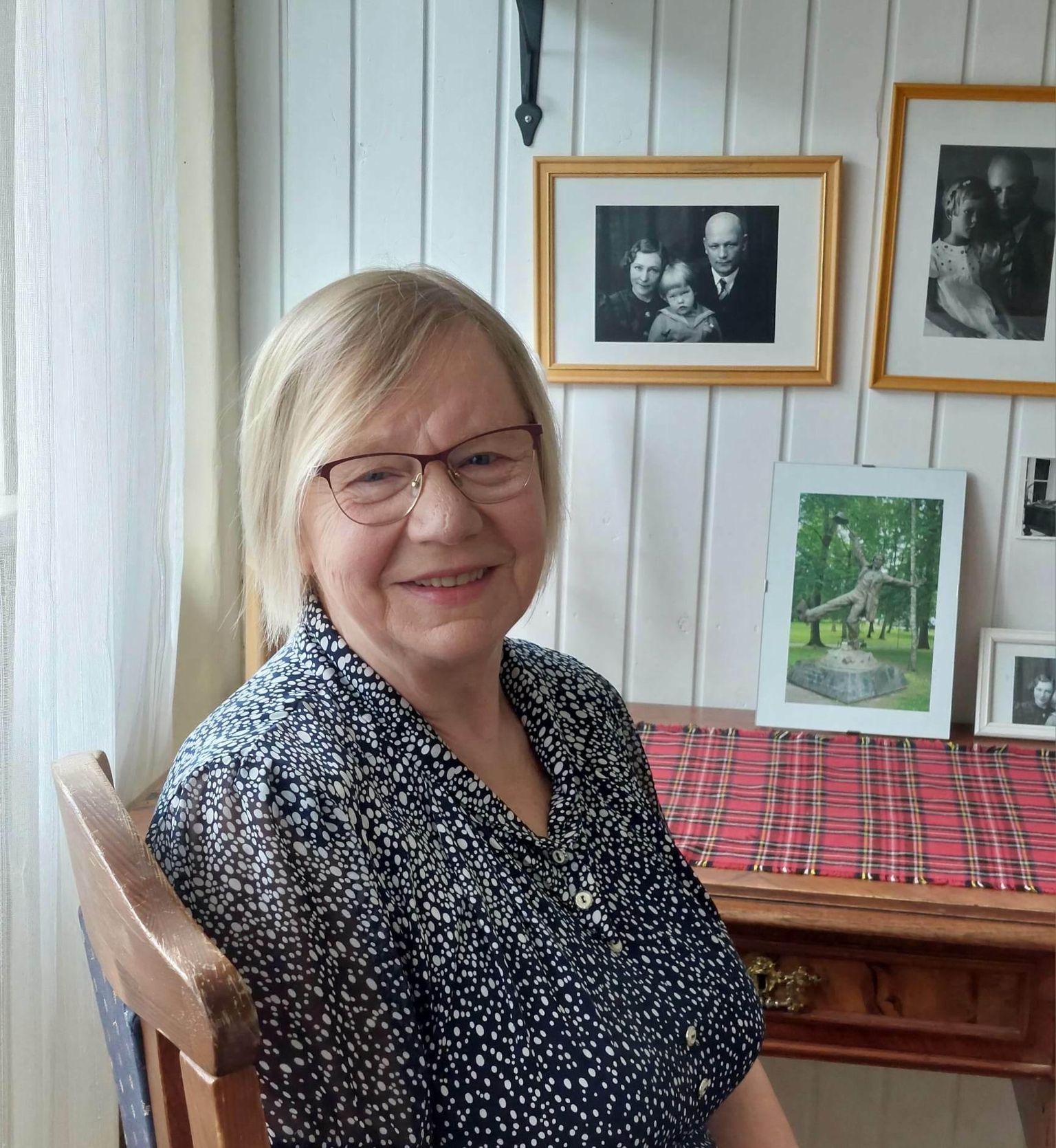 Seltsi üks eestvedajaid Svetlana Oper oma kodus asuva Gailiti mälestusnurgakese ees