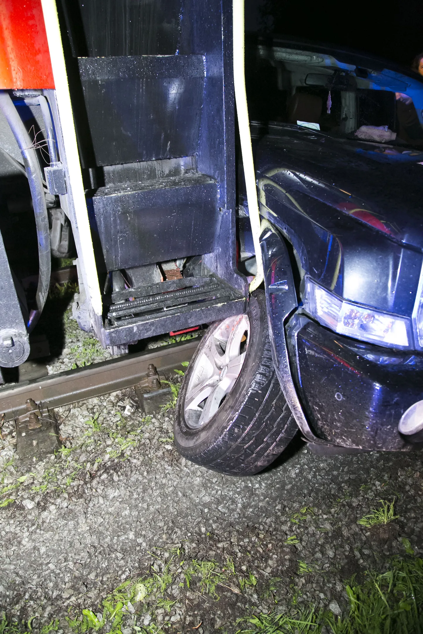 Koplis Sepa tänava raudteeülesõidul jäi kütuserongi ette maastur.