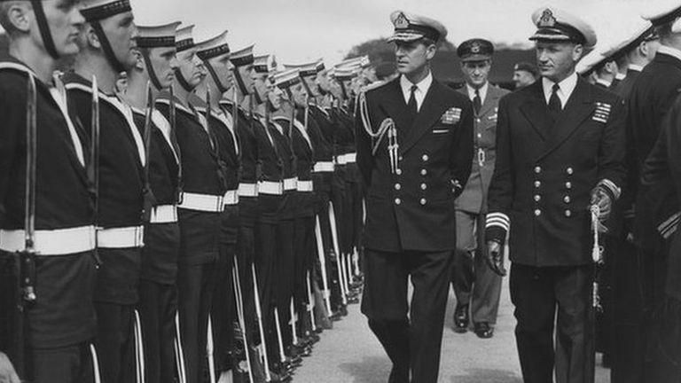 Принц Филипп инспектирует военно-морские части