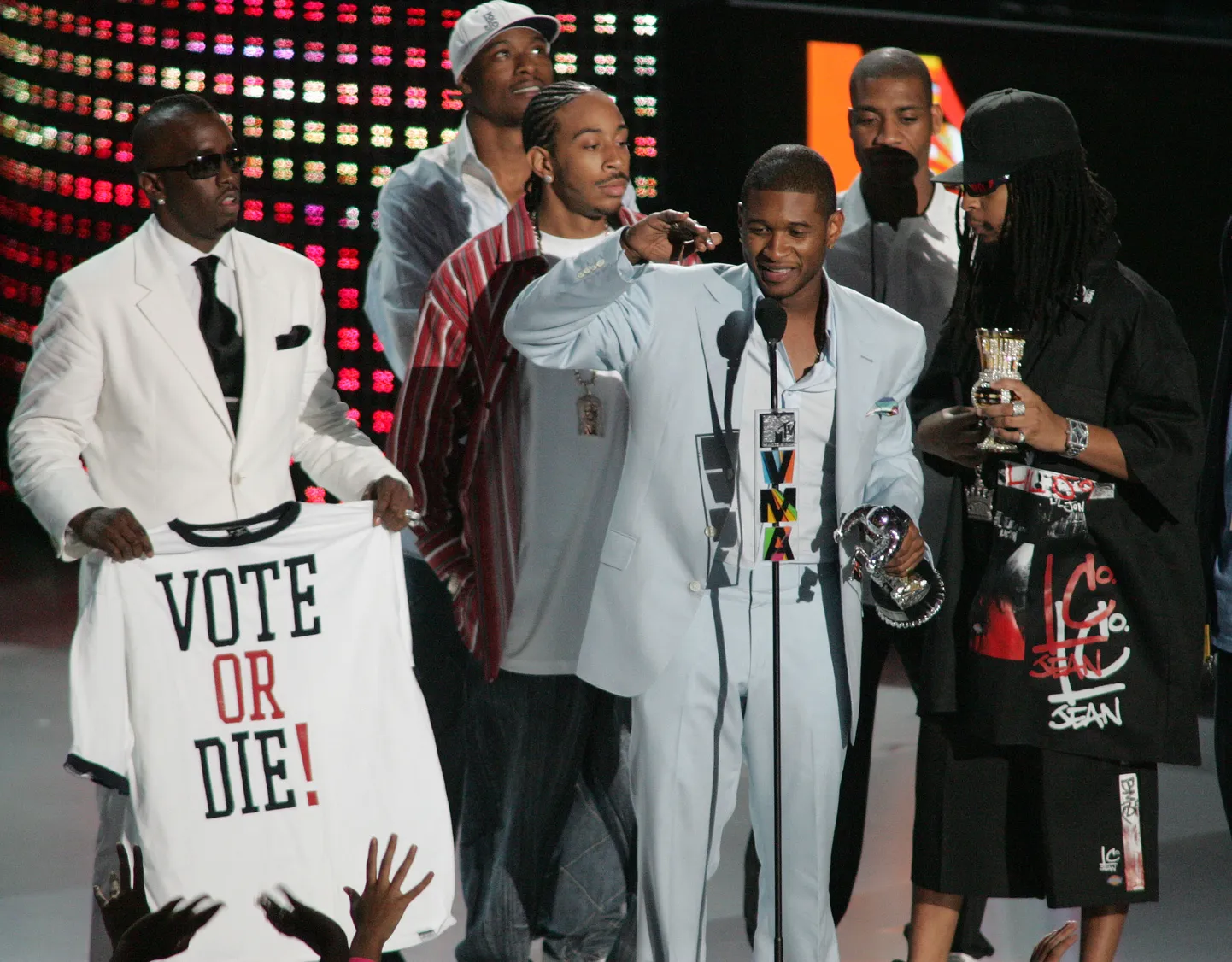 Usher (esiplaanil, auhinnaga) pälvis koos P. Diddy, Ludacrise ja Lil' Joniga aasta tantsumuusikavideo auhinna 2004. aasta MTV Billboardi auhindadel laulu «Yeah!» eest.