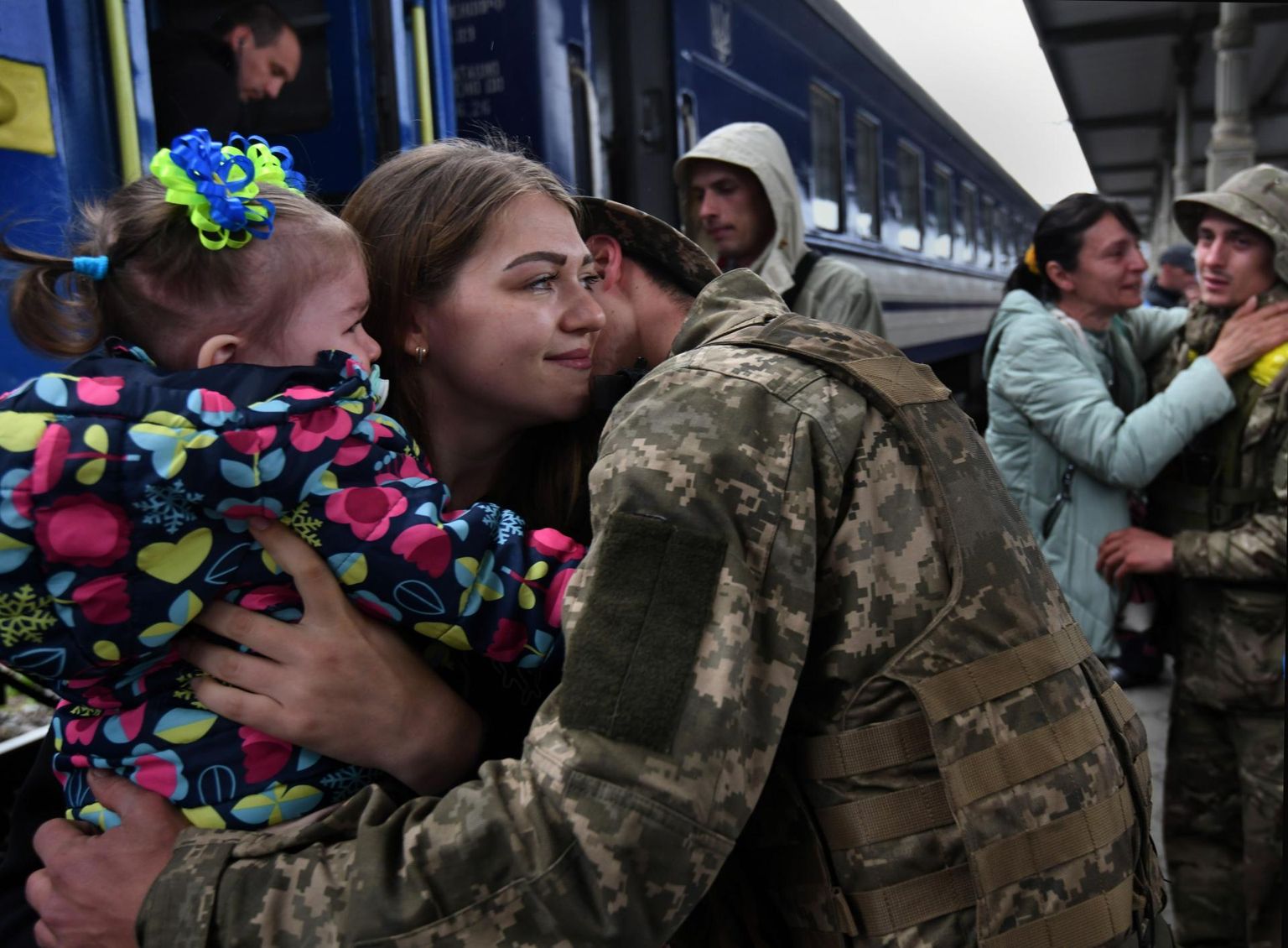Ukraina sõdur kohtub kolmekuulise lahusoleku järel Harkivis oma abikaasa ja lapsega, kes naasid Poolast mai lõpus.