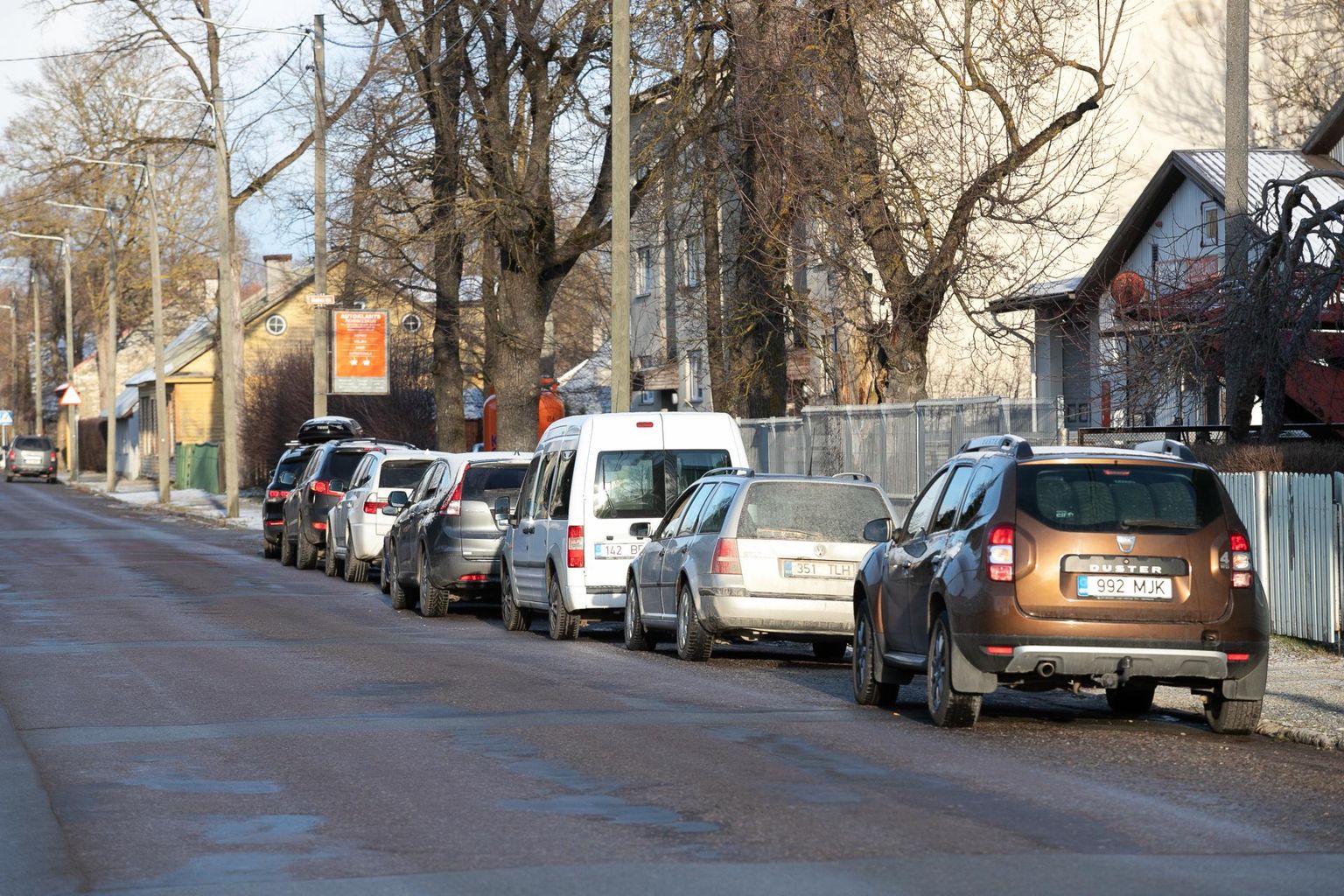 Rehvivahetuse järjekord Rakveres Tartu tänaval.