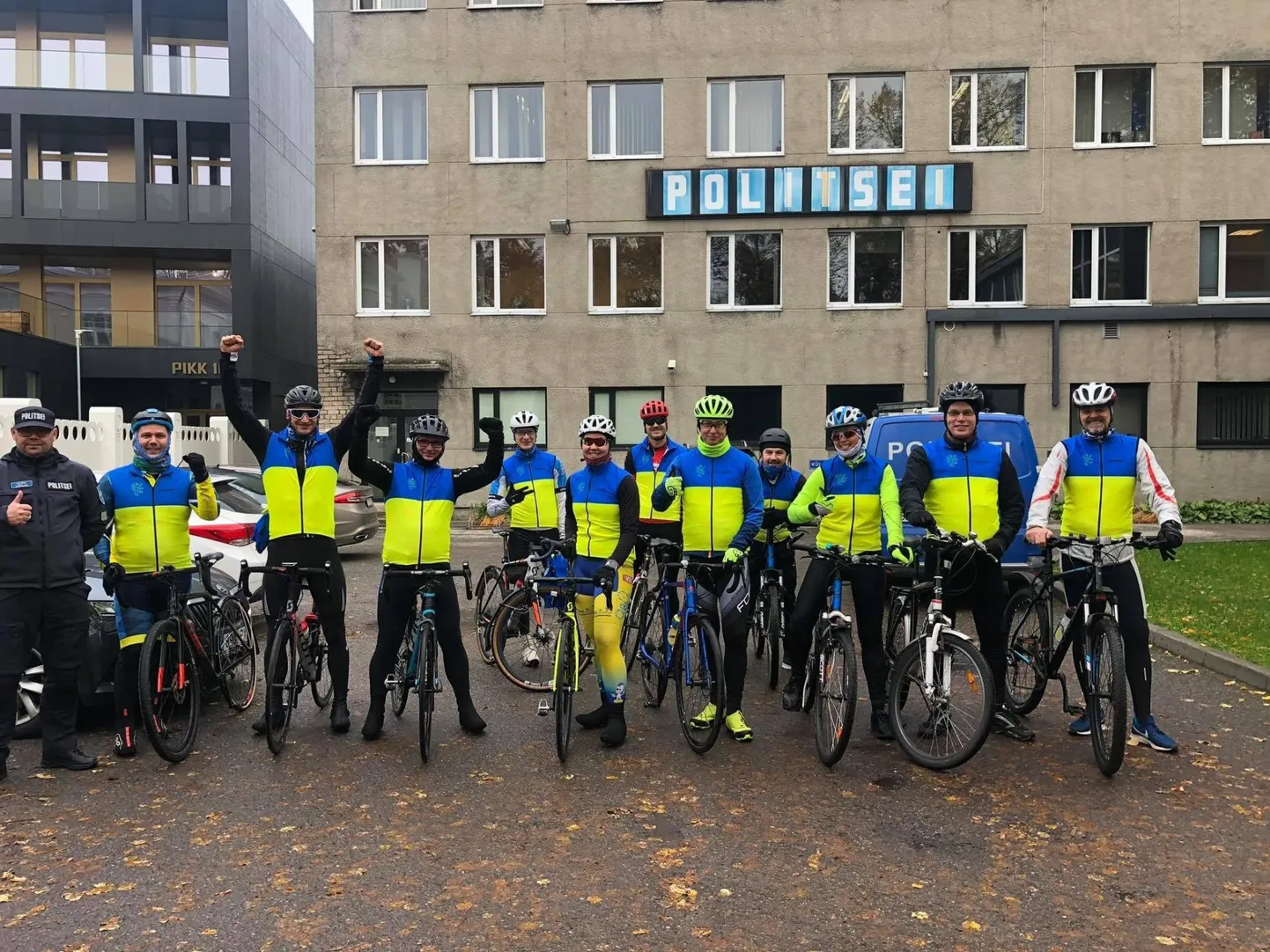 Lääne prefektuuri politseinikud ja kolleegid partnerasutustest sõitsid täna jalgratastega Mäosse, et mälestada hukkunud kolleege.