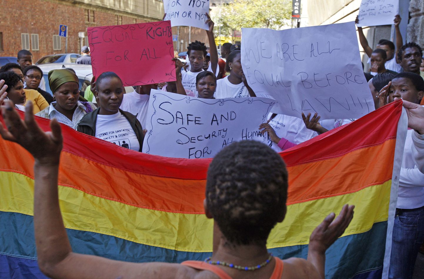 Malawi rangete seaduste alusel 2010. aastal 14-aastaks sunnitööle mõistetud homopaari kaitseks korraldati meeleavaldusi ka Lõuna-Aafrika vabariigis Kaplinnas.