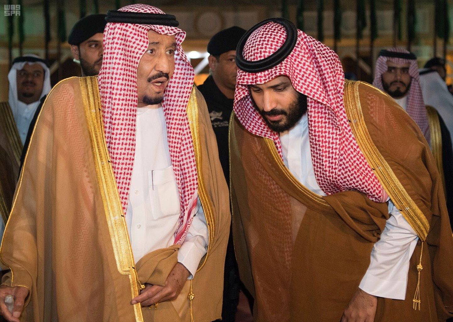 Saudi Araabia kuningas Salman bin Abdulaziz Al Saud (vasakul) oma poja Mohammed bin Salmaniga Ar-Riyadis 8. november 2017.