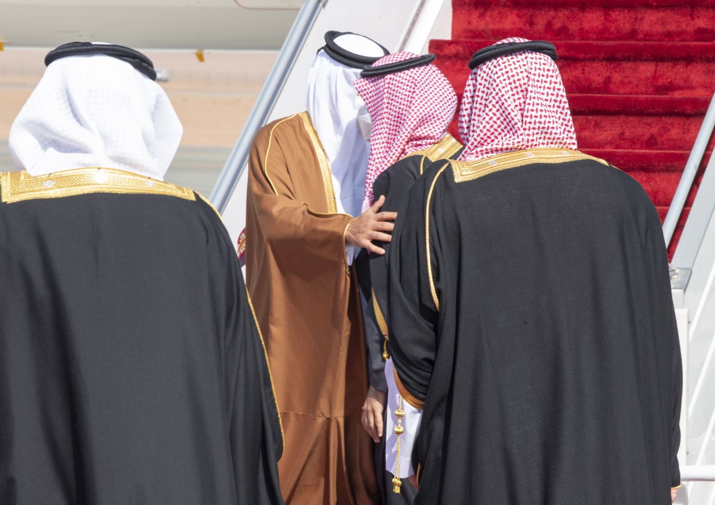 Saudi Araabia kroonprints Mohammed bin Salman tervitamas Katari emiiri šeik Tamim bin Hamas bin Khalifa Al-Thani (keskel).