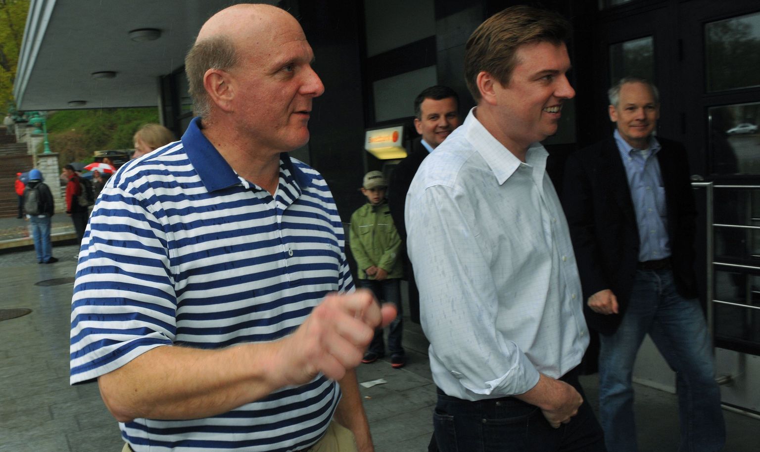 Eestit külastav Microsofti juht Steve Ballmer (vasakul)ja Skype'i juht Tony Bates Tallinnas Wabaduse kohviku ees.