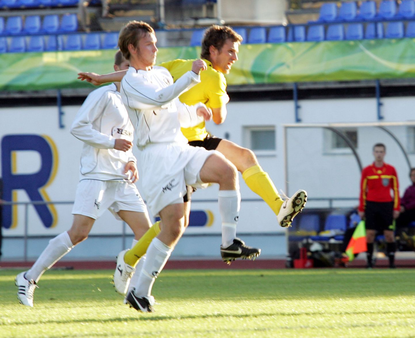FC Puuma mängijad (valges) aastal 2012.