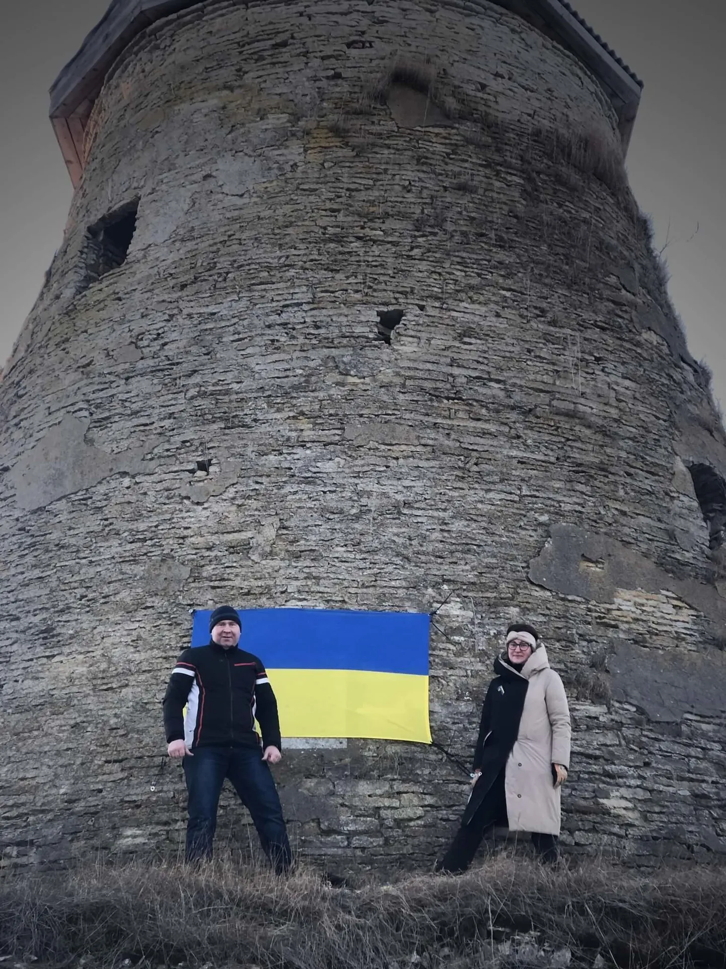 Laila ja Taavi Talunik Ukraina lipuga Andja veski juures.