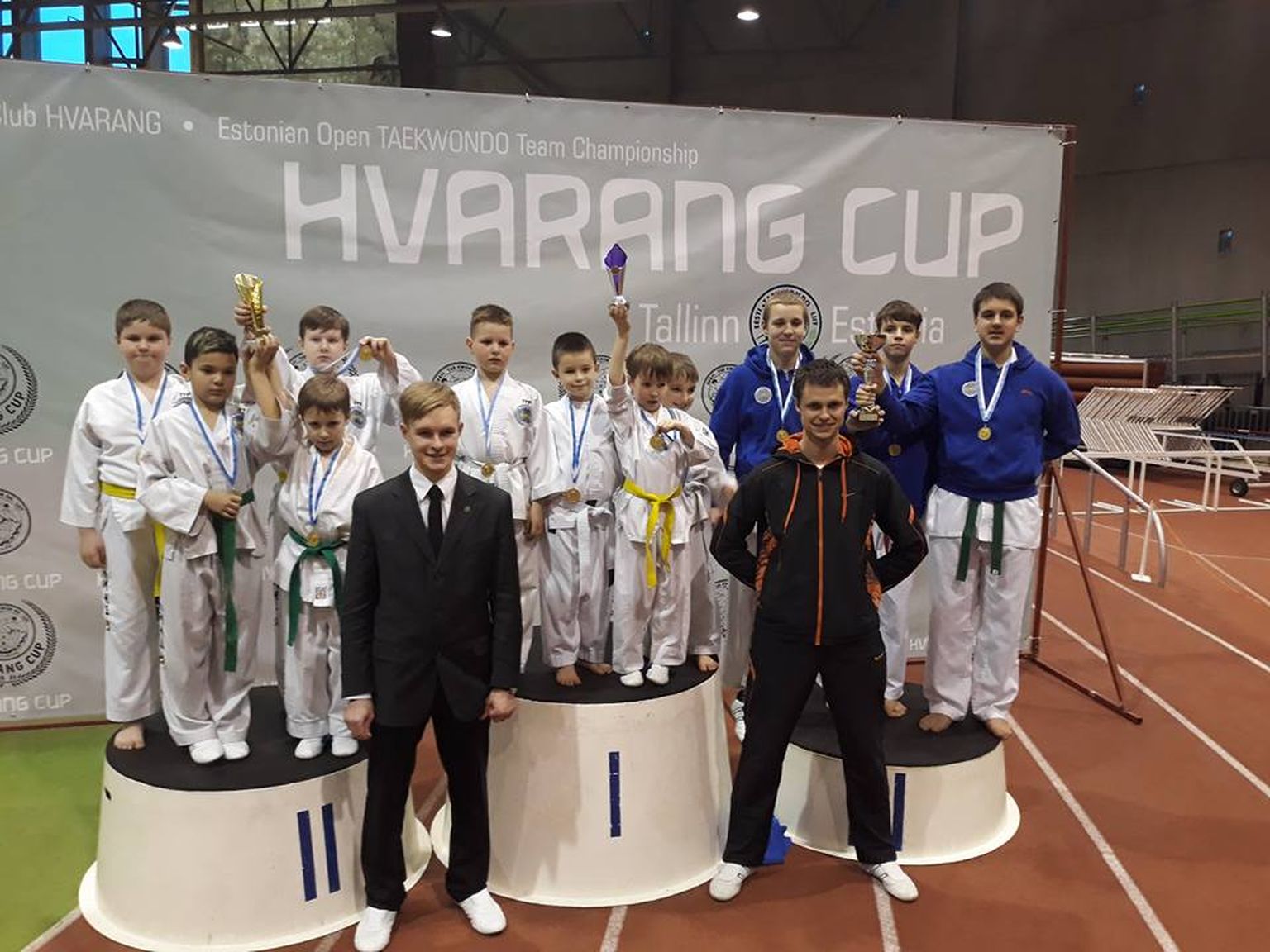 Pärnu sportlased koos  Pärnu taekwondo klubi  noortetreeneri Vladislav Šonitševiga.
