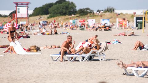 Теплая погода привлекла на Пярнуский пляж людей со всей Эстонии