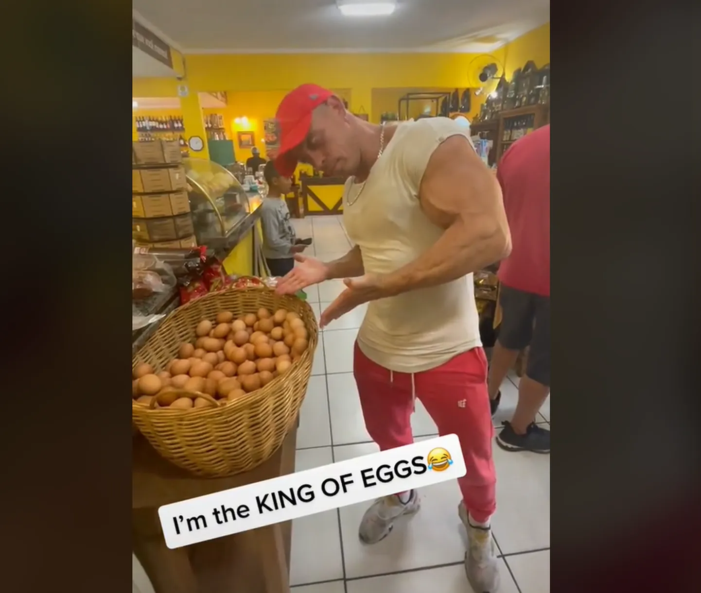 Punnis lihastega mees kipub hoidma kõiki mune ühes korvis