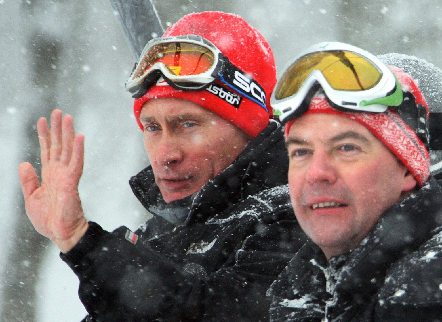 Vene Föderatsiooni president Dmitri Medvedev ja peaminister Vladimir Putin käisid aasta alguses koos Sotši lähedal suusatamas.