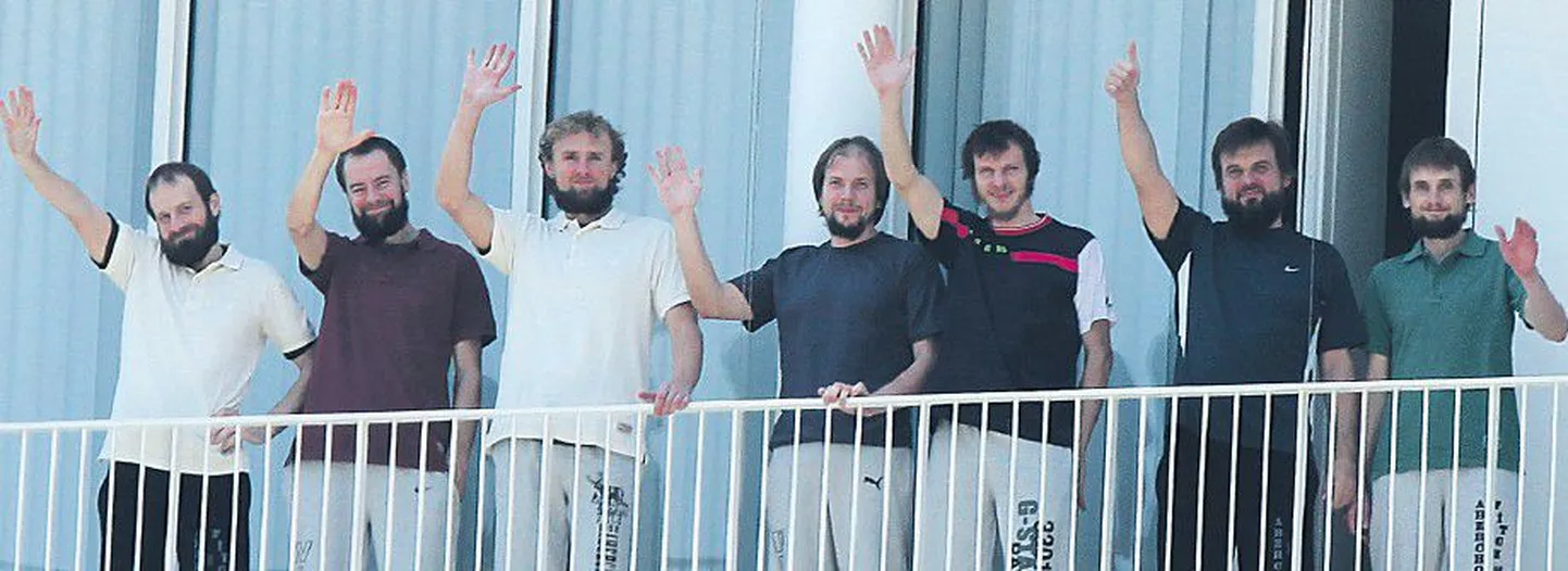 Спасенные эстонские велотуристы, которые провели в плену 113 дней, на балконе Французского посольства в Бейруте.