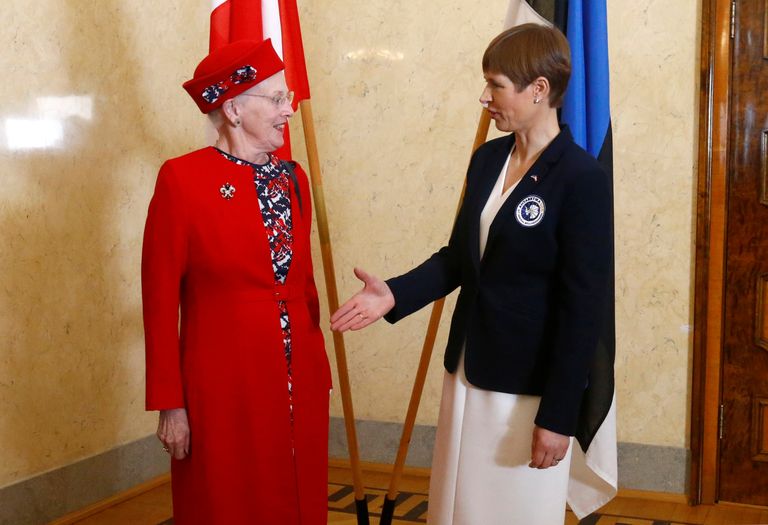 Neveiklais brīdis, kad Igaunijas prezidente sniedz pirmā roku, lai sasveicinātos