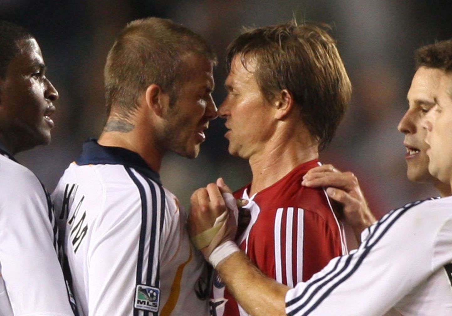 David Beckham ja Jesse Marsch jalgpalliväljakul tülitsemas