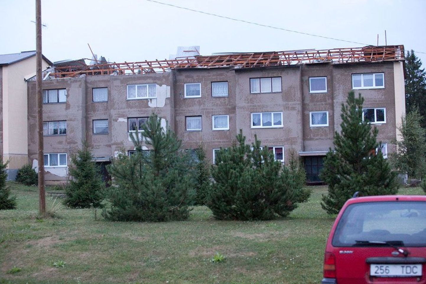 Sõmerul viis torm mitmelt majalt katused.