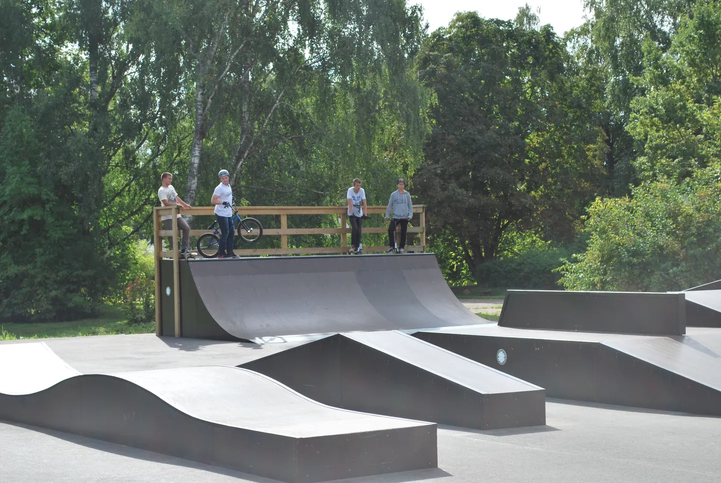 Tõrva skate-parki avamine meelitas kohale mitukümmend ekstreemspordihuvilist.