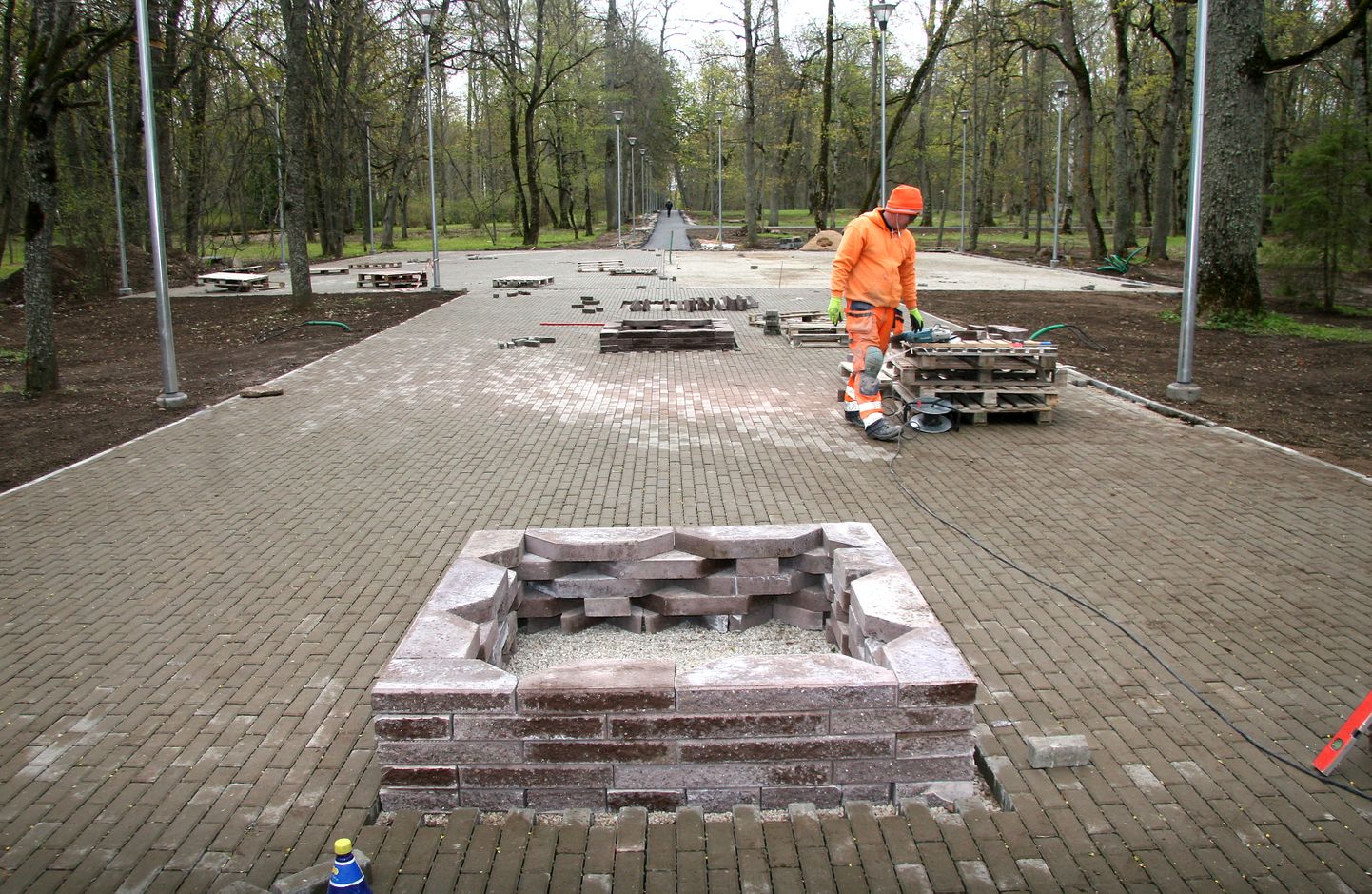 Jõhvi park sai uuenduskuuri esimeses etapis uued teed, riigi toetusraha võimaldab kiiremini teist etappi alustada.