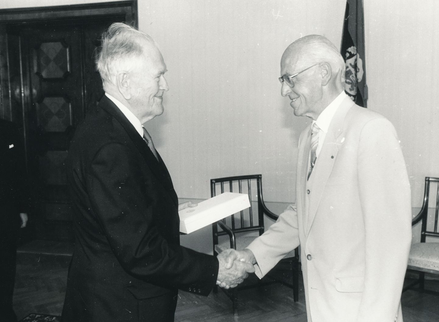 President Lennart Meri autasustas New Yorgi peakonsulaadis kogu Eesti Vabariigi okupatsiooniaja tegutsenud Ernst Jaaksoni silmapaistvate teenete eest.