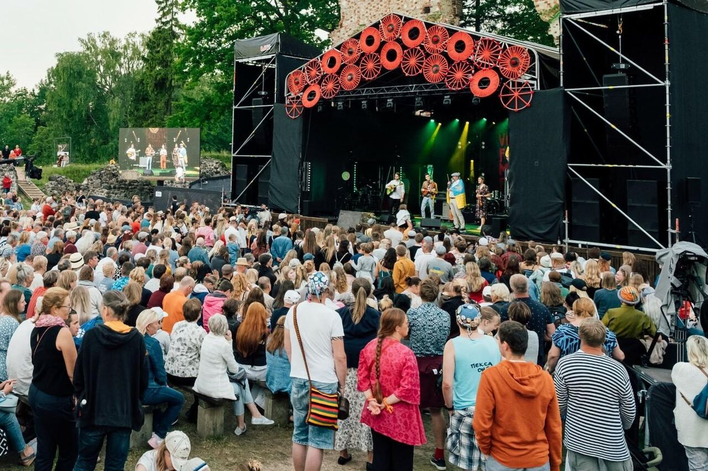 Viljandi pärimusmuusika festival on taaskasutanud lavakujunduselemente ning pakub seekord uut elu publiku kudumitele.
