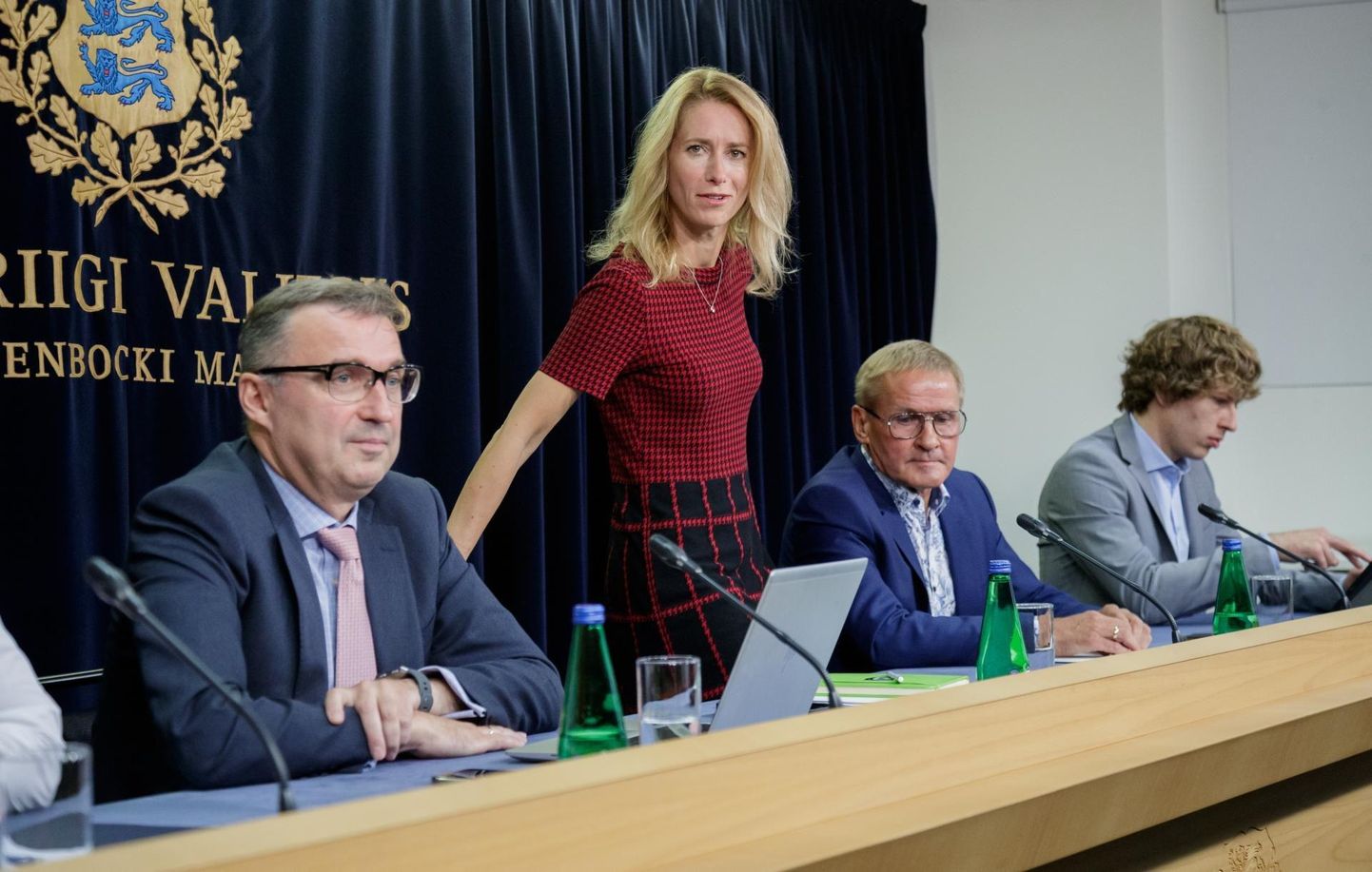Vasakult: väliskaubandus- ja IT-minister Andres Sutt, peaminister Kaja Kallas, riigihalduse minister Jaak Aab, tervise- ja tööminister Tanel Kiik. 