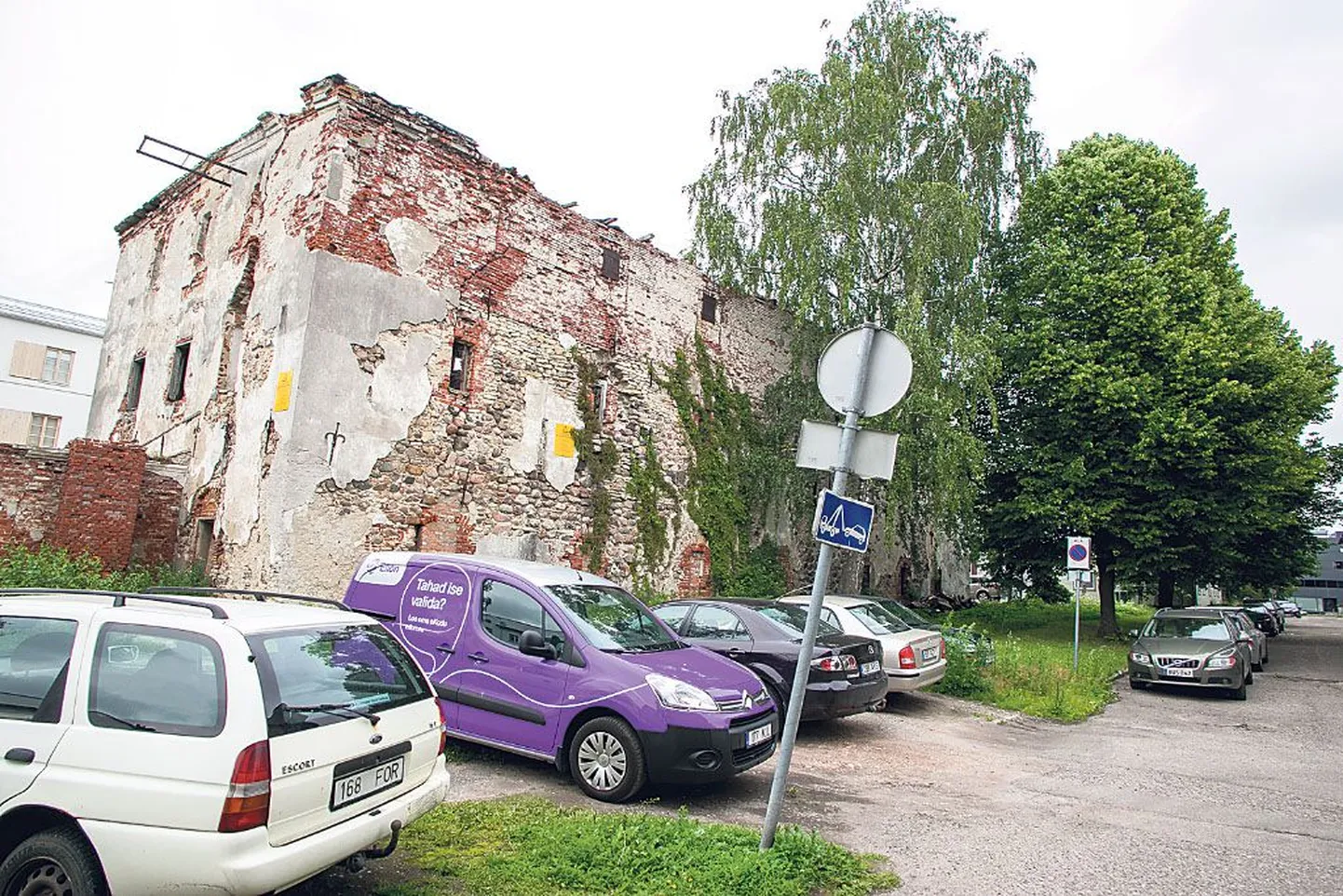 Autoomanikud pargivad vana aidahoone kõrvale, riskides sellega, et nende sõiduvahendite peale tellised kukuvad...