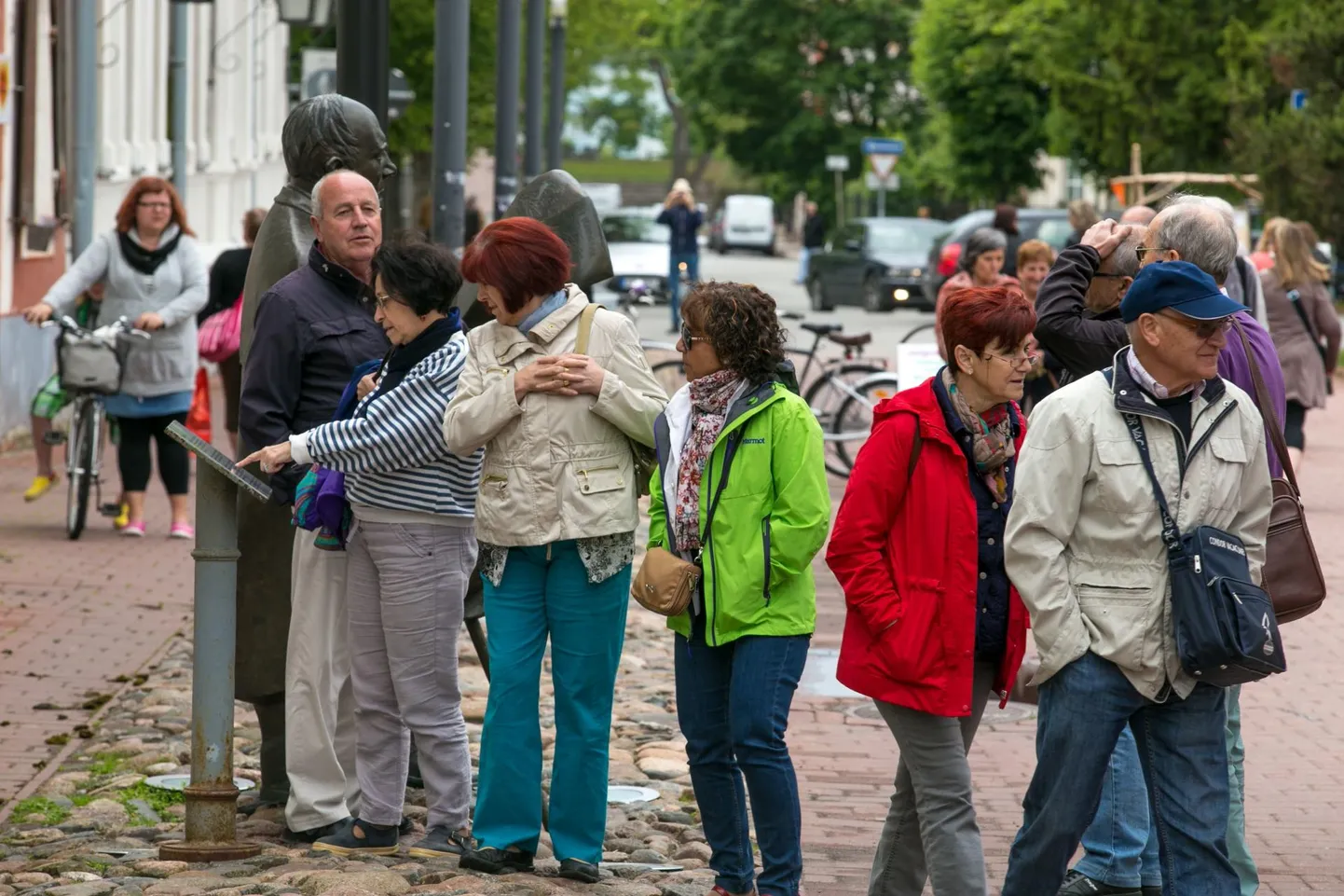 Turistid Pärnus. Pilt on illustreeriv.