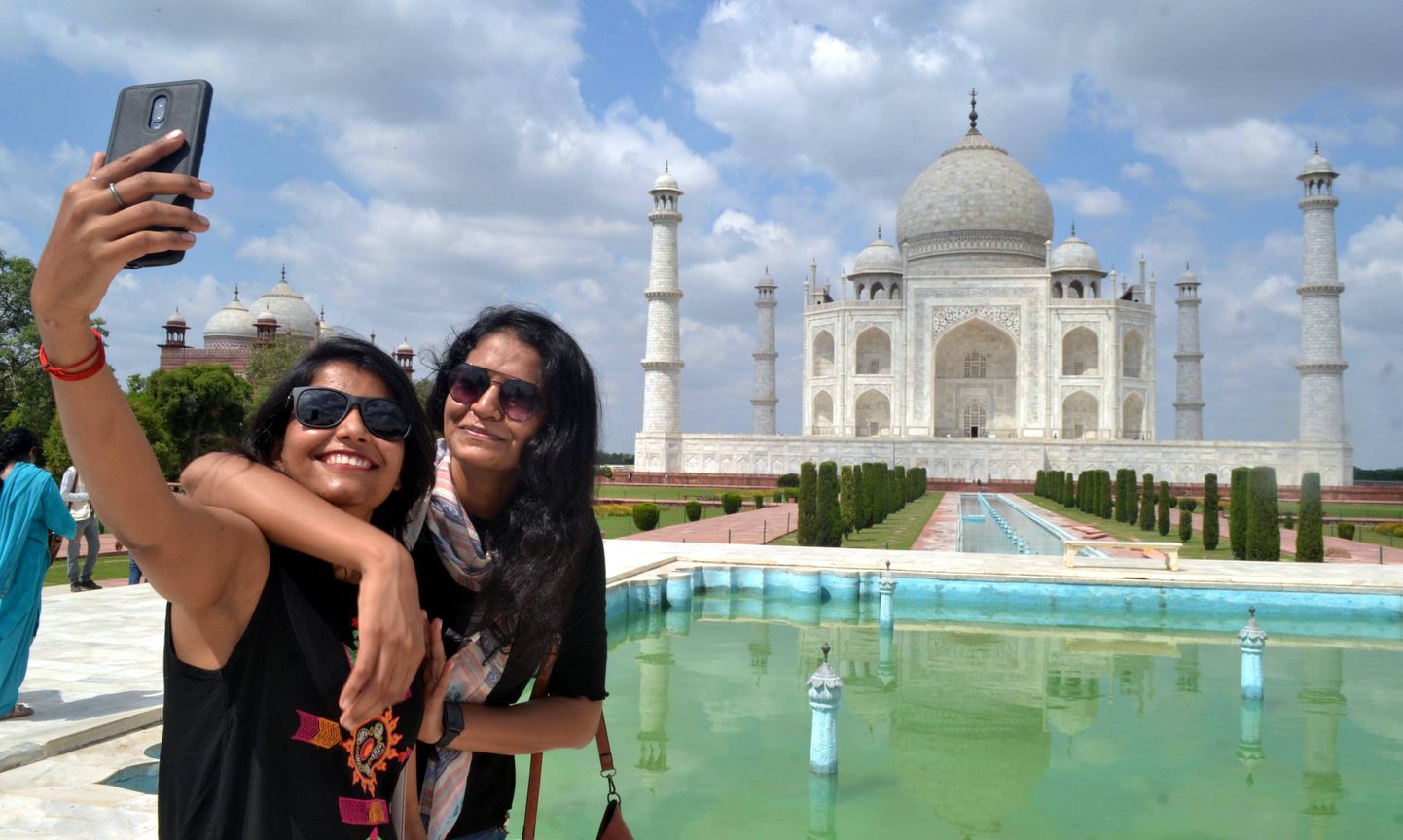 Turistid külastamas Taj Mahali.