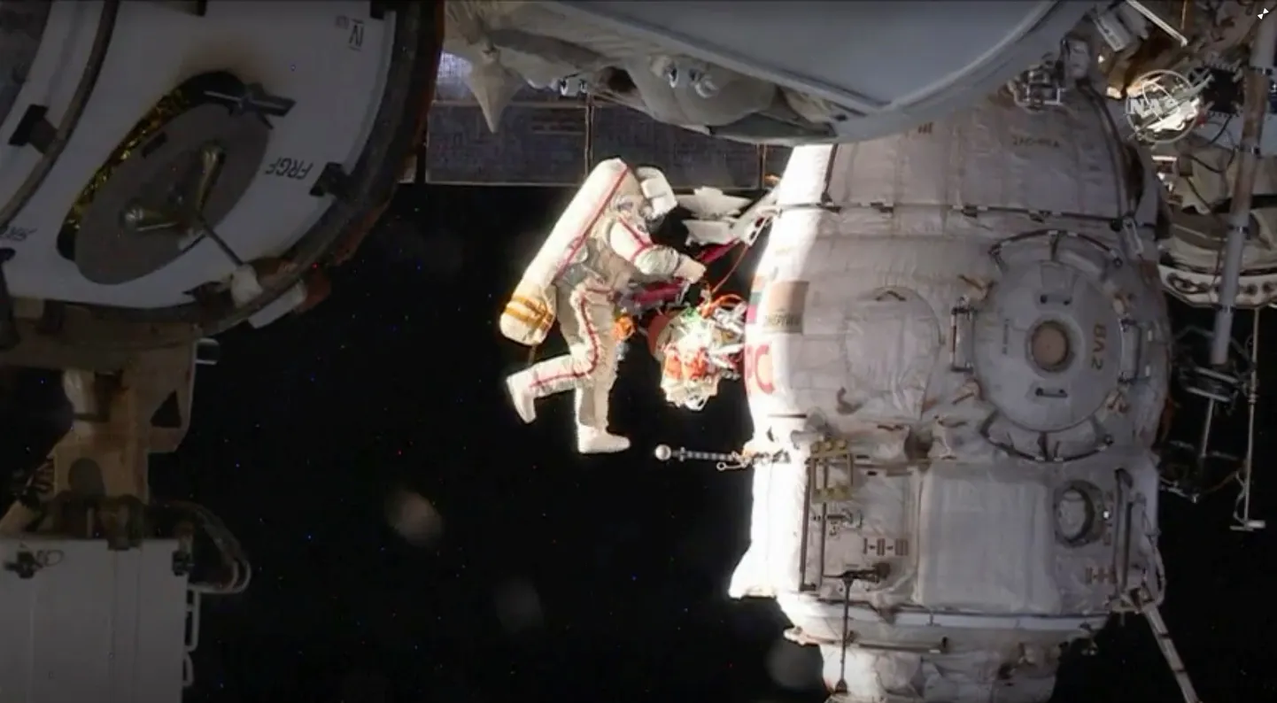 Vene kosmonaut kosmosekõnnil.