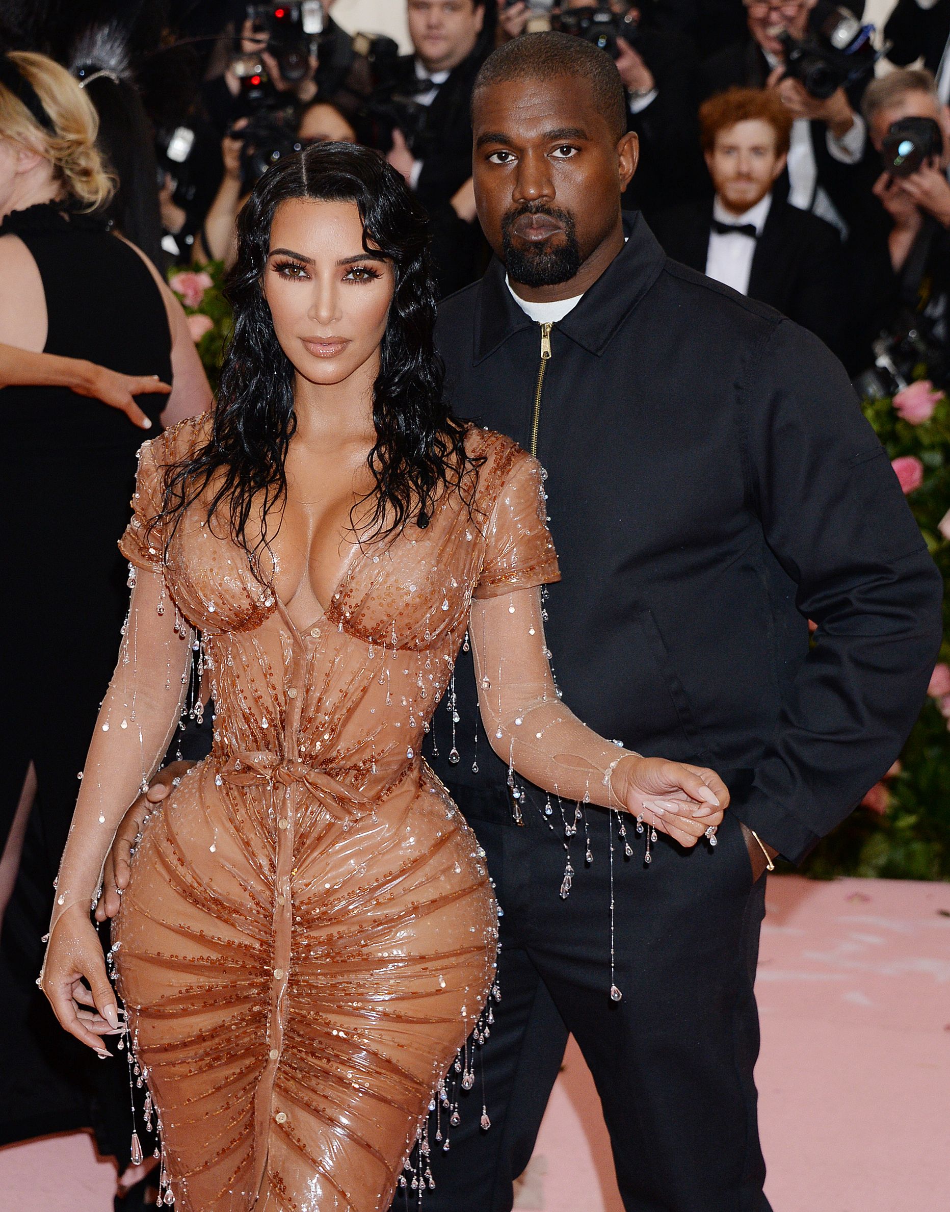 Kim Kardashian West ja  Kanye West i Met Gala kostüümiinstituudi punasel vaibal.