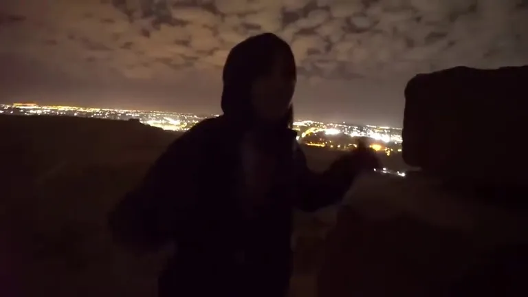 Taanlasest fotograafi Andreas Hvidi väitel ronis ta koos oma naissõbraga Hufu püramiidile