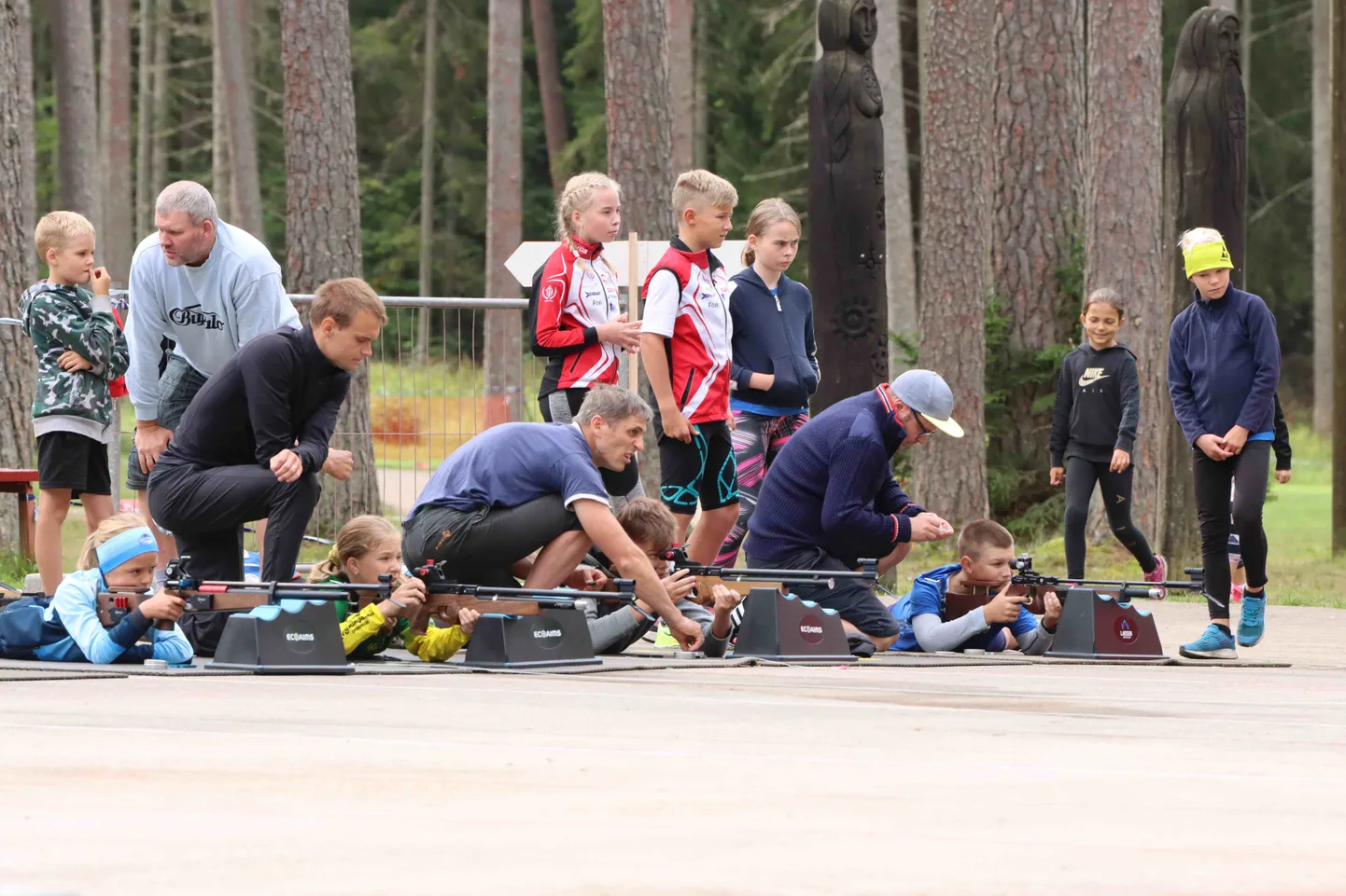 Hiljuti tehti Elvas algust uue biatloni võistlussarjaga. Noored lasevad õhkrelvaga. Relvad asuvad laskekohtadel, treenerid on tulejoonel ning vajadusel aitavad.